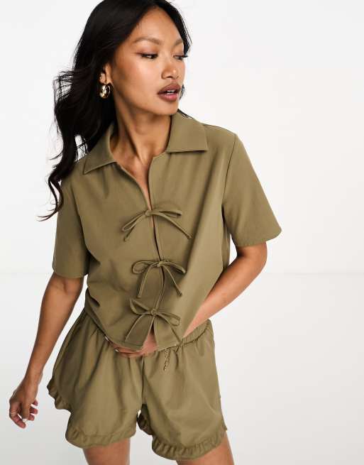 Noisy May - Coordinato kaki con camicia allacciata sul davanti e pantaloncini con finiture con volant, 2 di 2