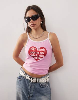 Noisy May - Camisole-Top in Rosa mit Kontrastrand und „Bad Vibes"-Print