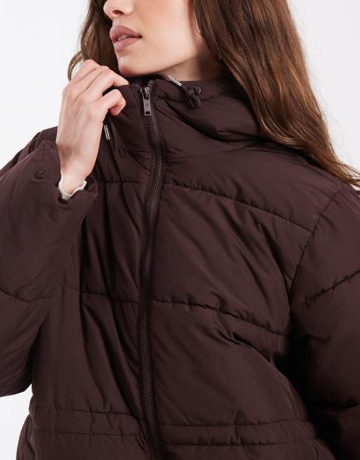 Noisy May chaqueta acolchada con capucha y cintura ajustable en chocolate, 2 de 4