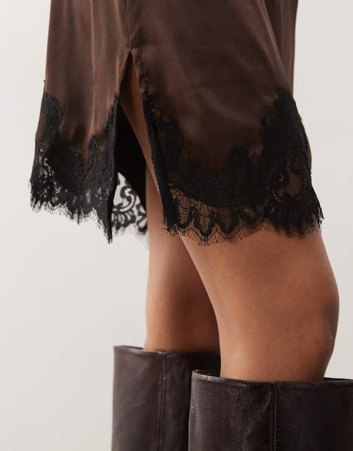Noisy May - Chokoladebrun minikjole i satin med blondekant forneden, 3 af 4