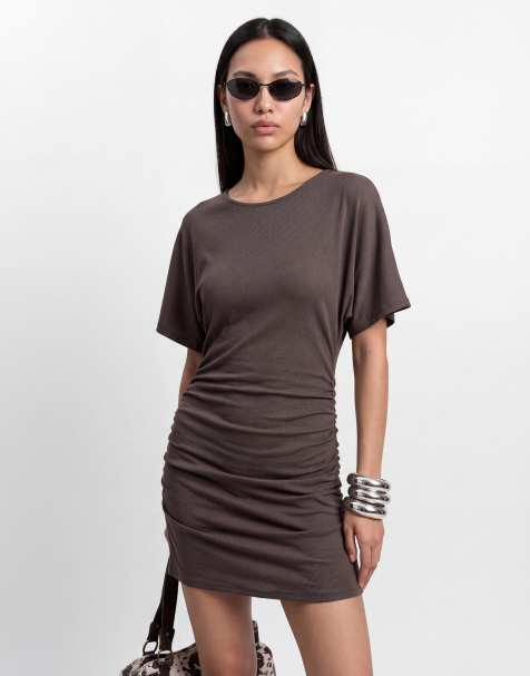 Noisy May - Chokoladebrun T-shirt-minikjole med indsyet talje - view 1