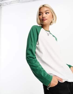 Noisy May - College-T-Shirt in Weiß und Tannengrün-Bunt