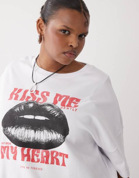 Noisy May Curve – Biały T-shirt oversize z nadrukiem i napisem „Kiss Me” - view 1