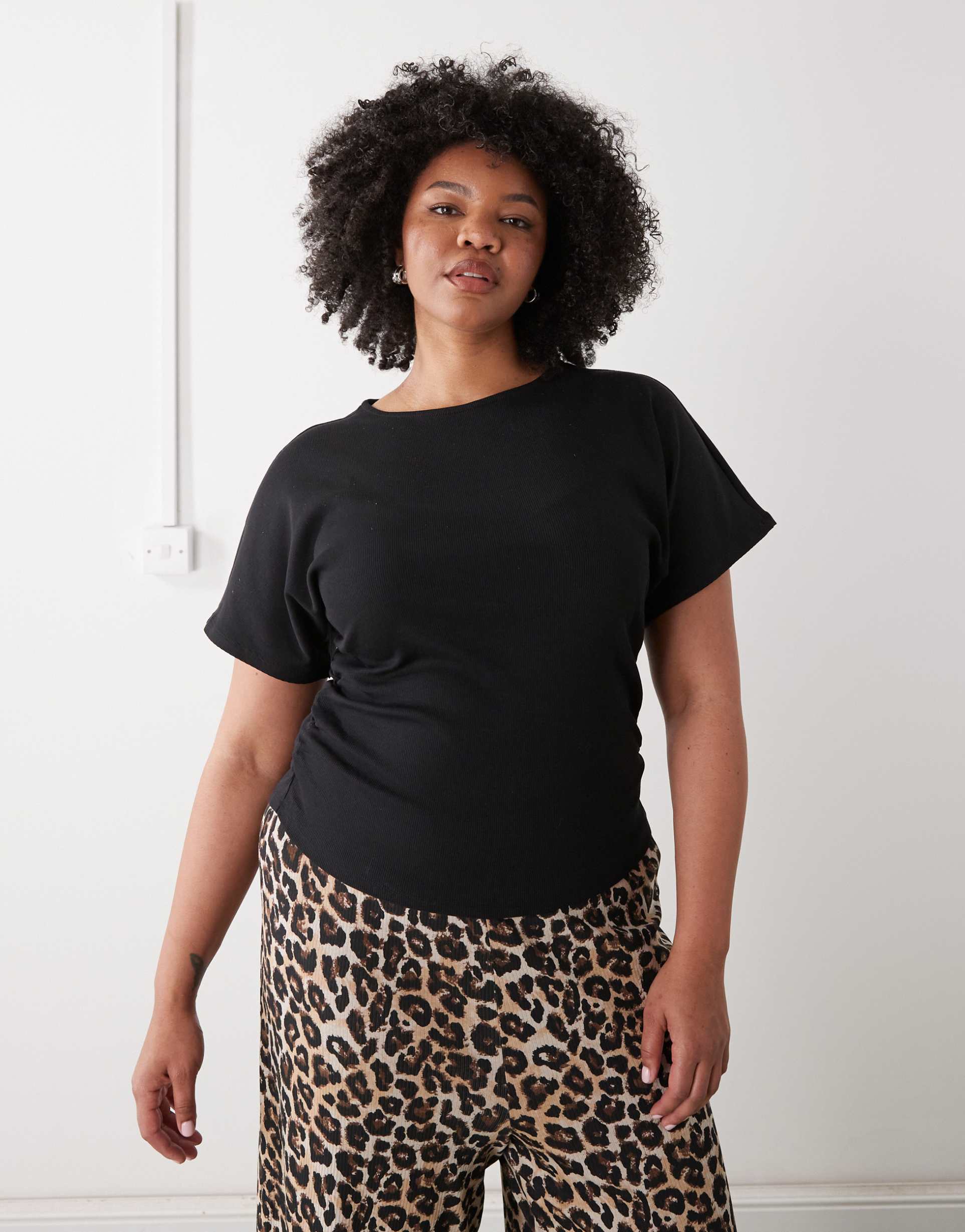 noisy may curve cinch waist t-shirt in black