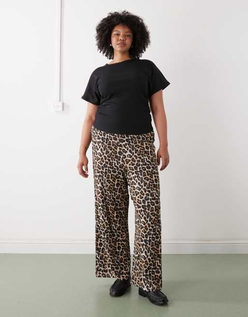 Noisy May Curve cinch waist T-shirt in black, 2 of 4