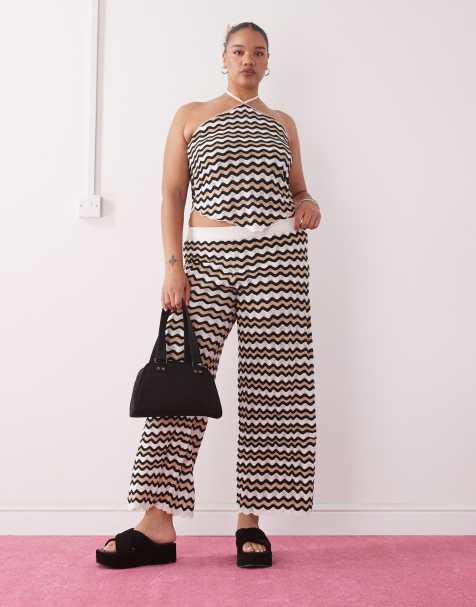 Noisy May Curve - Co-ord set in zwart en beige golfpatroon van gehaakte haltertop en broek - view 1