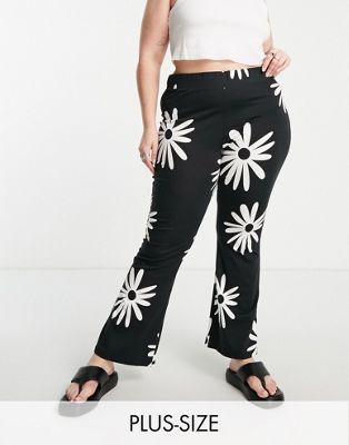 Noisy May Curve flared trousers in black daisy print
