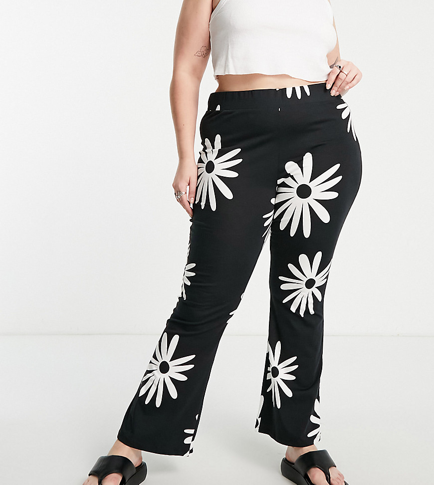 Plus-size trousers by Noisy May We%27re all over this Daisy print High rise Stretch waistband Flared slim fit