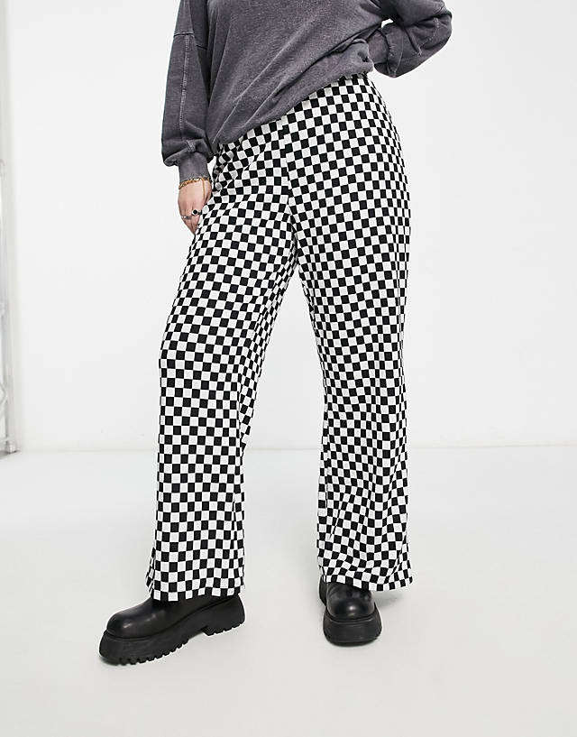 Noisy May Curve - flared trousers in black & white check
