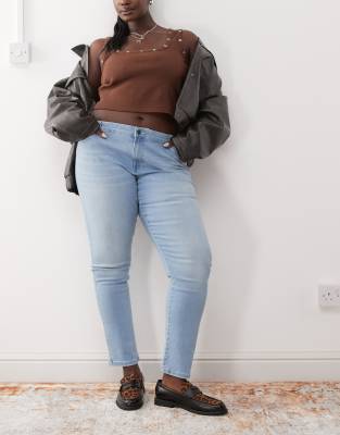 Noisy May Curve - Jen - Jeans in hellblauer Waschung mit Push-up-Effekt
