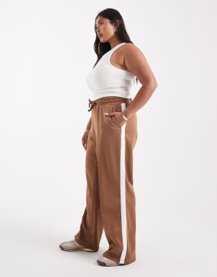 Noisy May Curve - Jersey-Hose mit geradem Bein in Hellbraun mit weißem Seitenstreifen-Brown