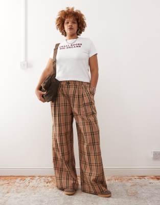 Noisy May Curve - Karierte Hose in Braun mit hohem Bund, weitem Bein und Bundfalten