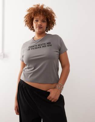Noisy May Curve - Knapp geschnittenes T-Shirt in Anthrazit mit „Don't Hate Me"-Print-Grau