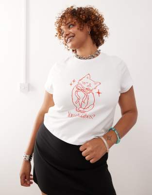 Noisy May Curve - Knapp geschnittenes T-Shirt in Weiß mit Katzengrafik
