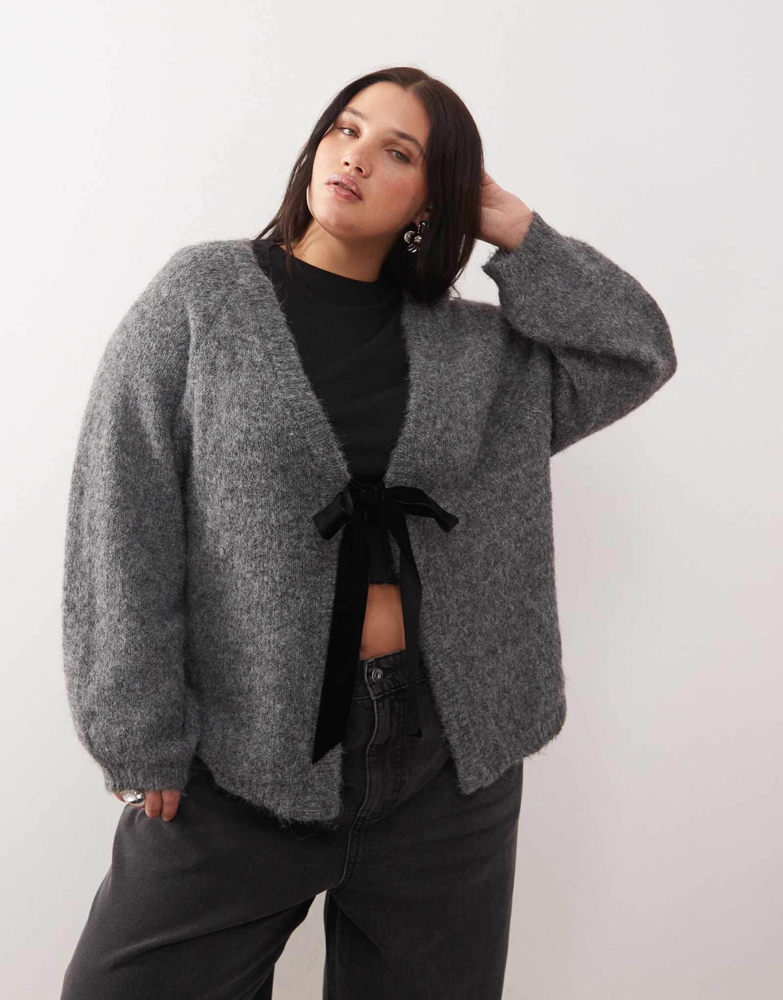 Легкий вязаный свитер Noisy May Curve с двусторонним бантом серого цвета