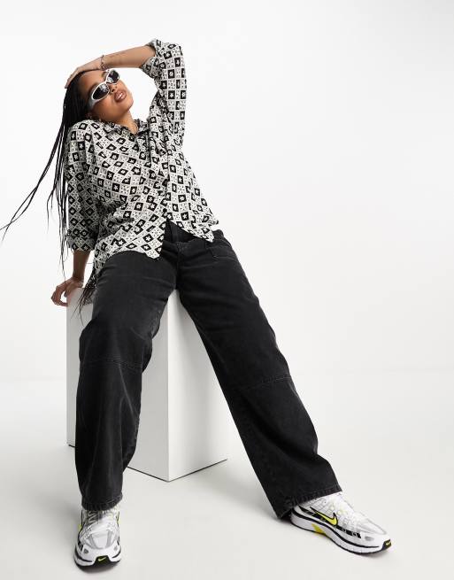 Noisy May Curve - Overhemd met knoopsluiting en bloemenprint in zwart en wit, deel van co-ord set