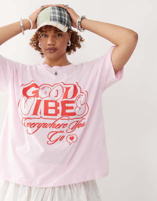 Noisy May Curve - Oversize-T-Shirt in Hellrosa mit „Good Vibes"-Print