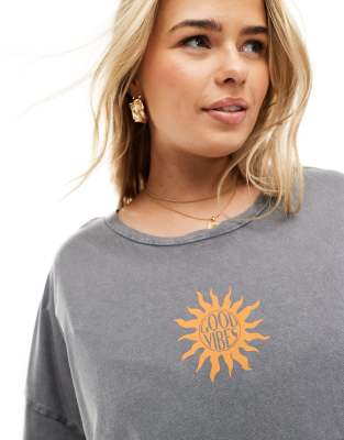 Noisy May Curve - Oversize-T-Shirt in verwaschenem Grau mit „Good Vibes"-Print