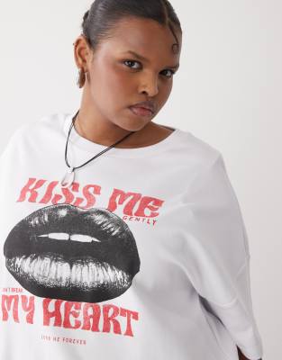 Noisy May Curve - Oversize-T-Shirt in Weiß mit „Kiss Me"-Print