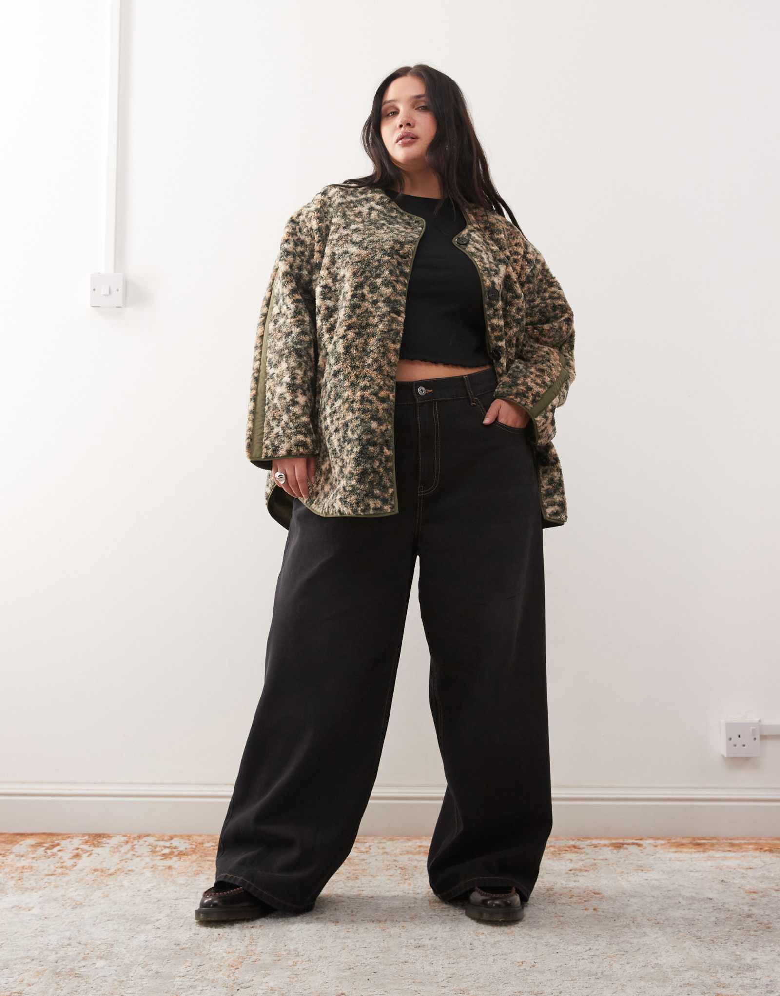 Плюшевый жакет Noisy May Curve большого размера без воротника с леопардовым принтом