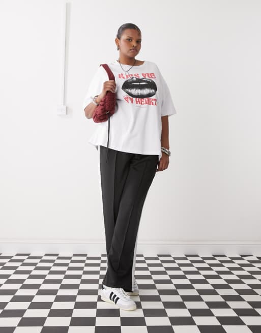 Noisy May Curve oversized t-shirt with kiss me print in white, 2 of 4