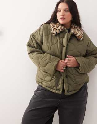 Noisy May Curve - Steppmantel in Khaki mit Kunstpelz-Kragen samt Leopardenmuster-Grün