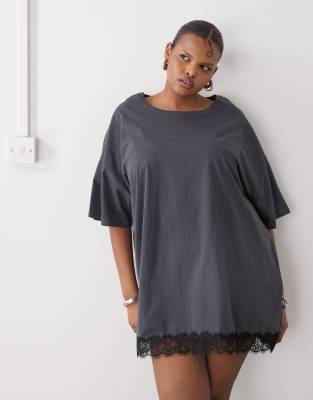 Noisy May Curve - T-Shirt-Kleid in Anthrazit mit Oversize-Schnitt und Spitzenbesatz-Grau