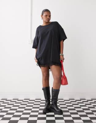 Noisy May Curve - T-Shirt-Kleid in Schwarz mit Spitzenborte und Oversize-Schnitt