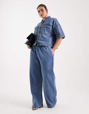 Noisy May Curve - Weit geschnittene Jeans aus mittelblauem Denim mit Bindegürtel, Kombiteil