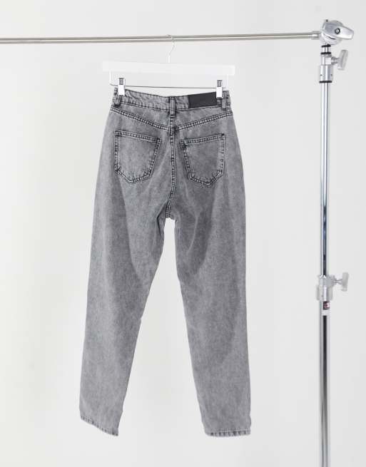 Noisy May – Exclusive – Mom-Jeans mit hoher Taille und Destroyed-Kniedetail aus hellgrauem Denim, 2 von 4