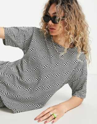 Noisy May - Exklusives Oversize-T-Shirt mit welligem Schachbrettmuster in Schwarz, Kombiteil-Bunt