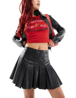 faux leather pleated mini skirt in black