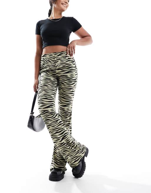 Noisy May - Flare-broek van jersey met zebraprint in saliegroen 