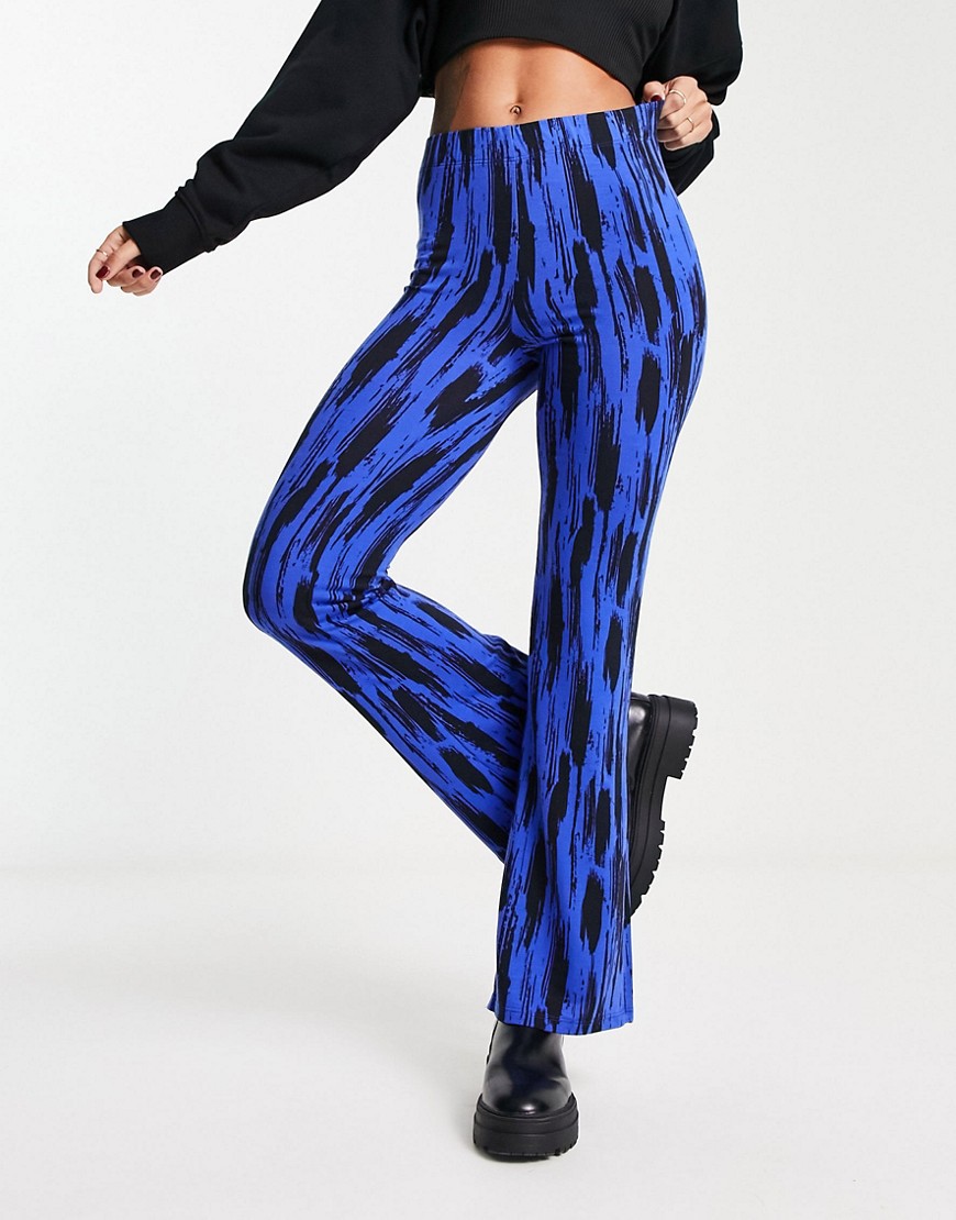 Noisy May flared pants in blue & black graphic print-Multi
