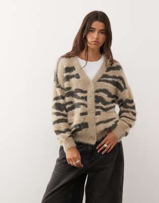 Noisy May - Flauschige Strickjacke in Beige und Grau mit Zebramuster-Neutral