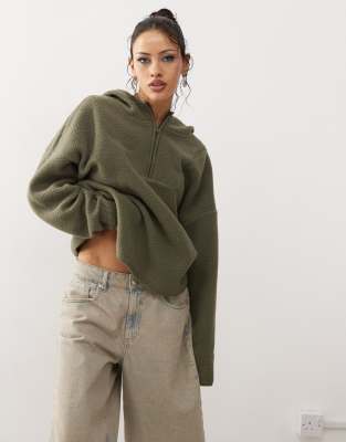 Noisy May - Fleece-Sweatshirt in Khaki mit kurzem Reißverschluss und Kapuze-Grün