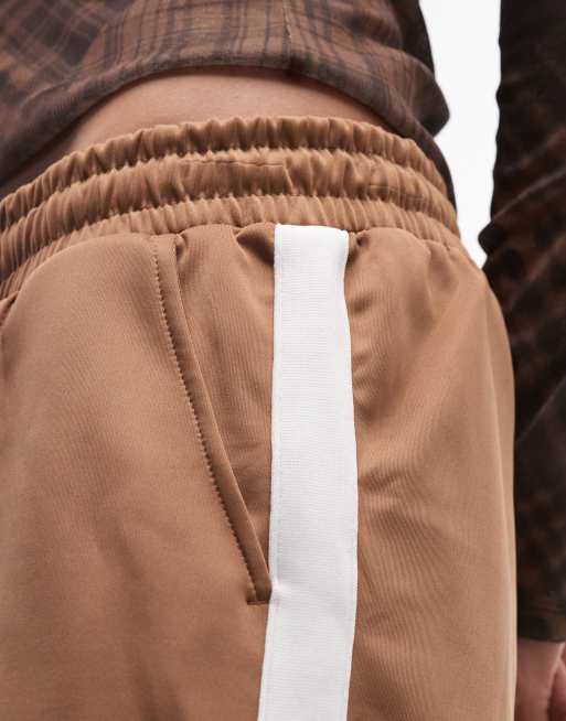 Noisy May – Gerade geschnittene Jersey-Hose in Hellbraun mit weißem seitlichem Streifen, 5 von 5