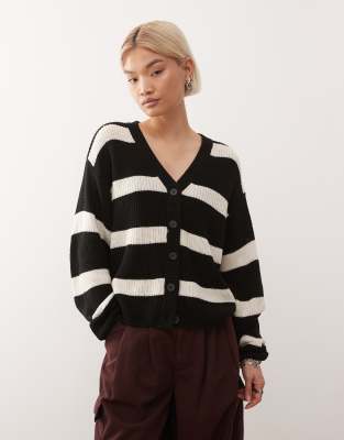 Noisy May - Gerippte Strickjacke in Schwarz und Creme gestreift