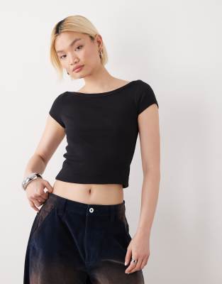 Noisy May - Geripptes T-Shirt in Schwarz mit U-Boot-Ausschnitt