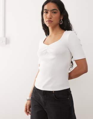 Noisy May - Geripptes T-Shirt in Weiß mit eckigem Ausschnitt und Raffung