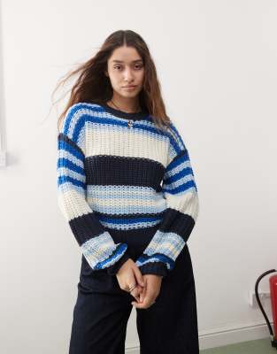 Noisy May - Gestreifter, weitmaschiger Grobstrickpullover in Cremeweiß und Blau-Marineblau