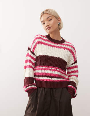 Noisy May - Gestreifter, weitmaschiger Grobstrickpullover in Weiß und Rosa-Rot