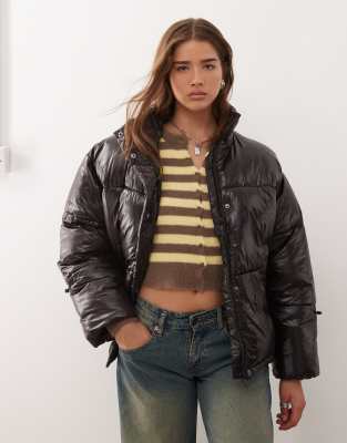 Noisy May - Glänzende Steppjacke in Schwarz mit Kapuze