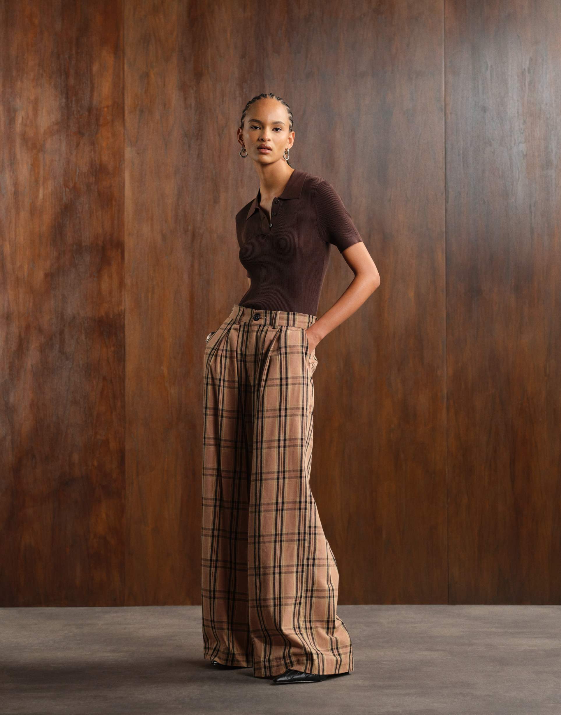noisy may high rise wide leg pants with pleat detail in brown plaid