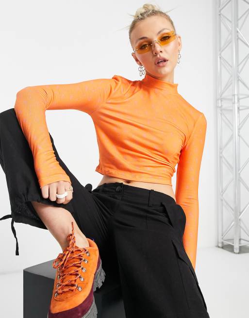 Noisy May - Hoogsluitende top met monogramprint in oranje