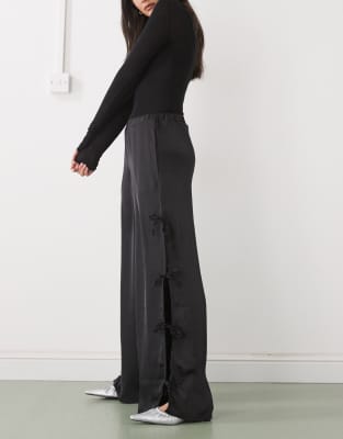 Noisy May - Hose aus Satin in Schwarz mit Bindedetail