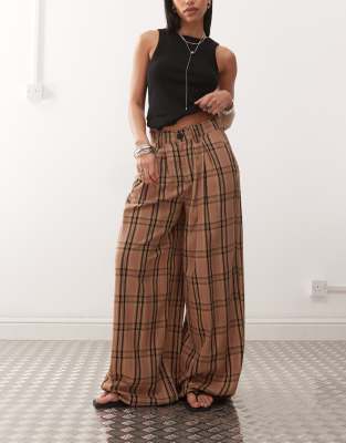 Noisy May - Hose in Braun kariert mit hoher Taille, weitem Bein und Bundfalten-Detail