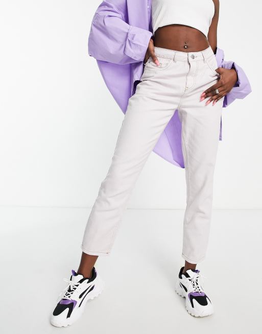 Noisy May – Isabel – Schmal zulaufende Mom-Jeans in Weiß