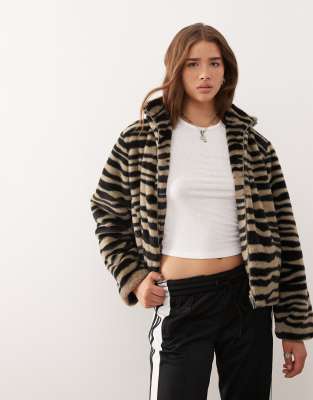 Noisy May - Jacke aus Kunstpelz in Grau mit Stehkragen und Zebramuster-Neutral