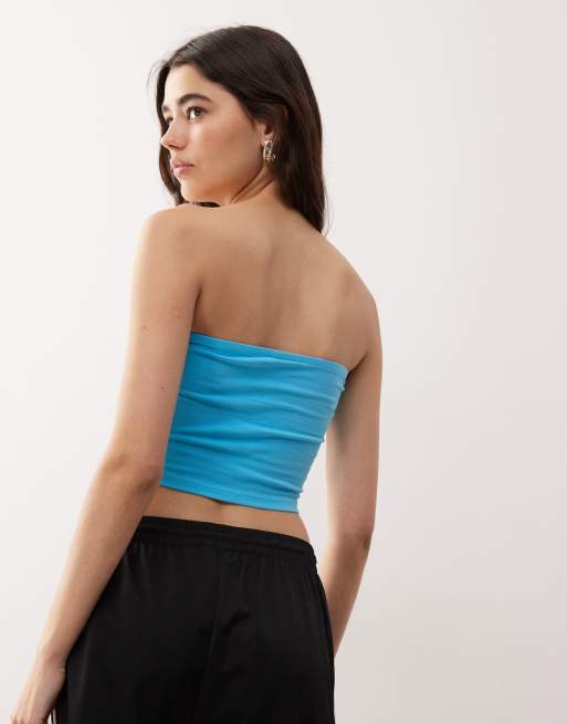 Noisy May – Jasnoniebieski top z dekoltem bandeau i nadrukiem w uczelnianym stylu, 4 z 4